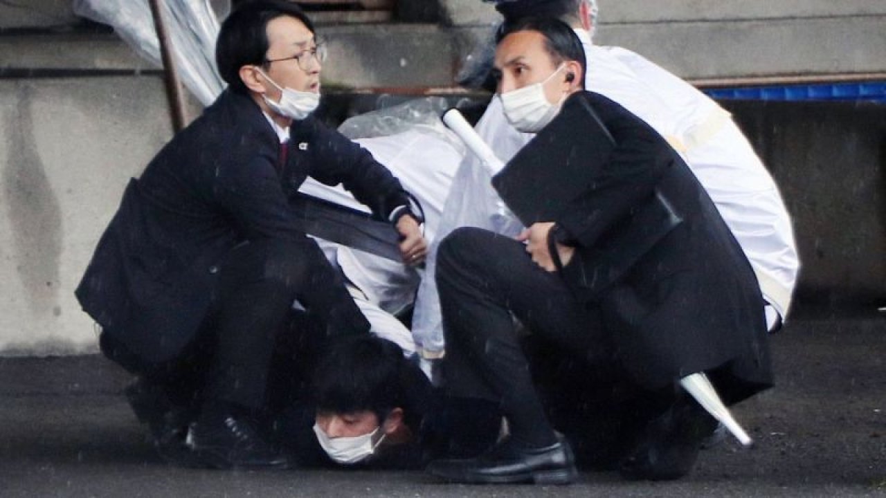Japonya Başbakanı Kishida’nın seçim konuşması öncesinde korkutan patlama