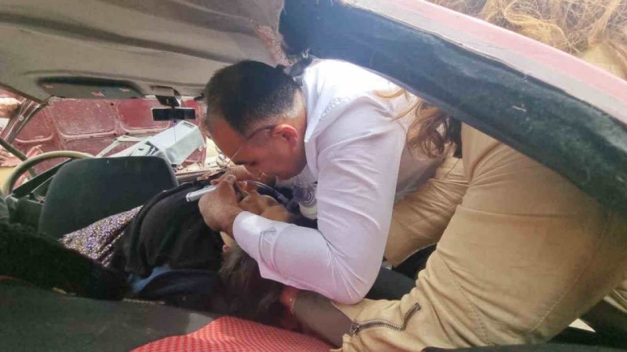 AK Parti Milletvekili Adayı Dr. Hasan Arslan, iki aracın karıştığı kazayı görünce konvoyunu durdurup yaralılara müdahale etti.