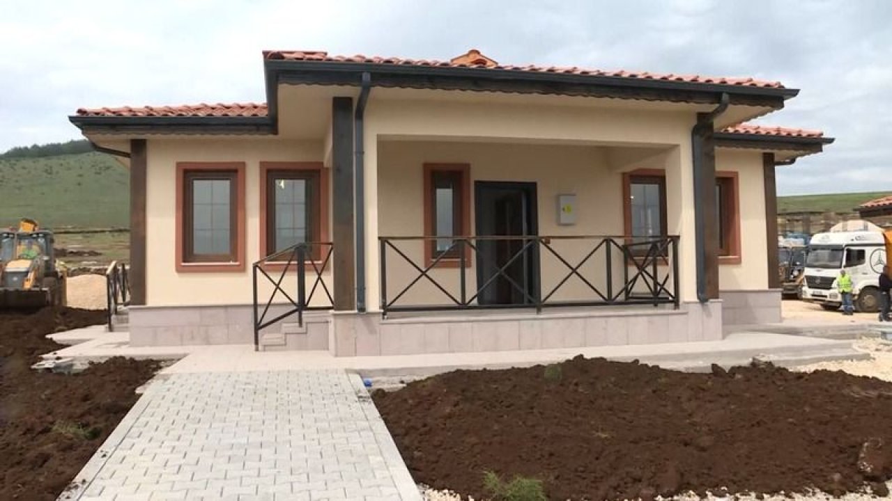 Bakan Murat Kurum, Gaziantep’in Nurdağı ilçesinde yapımı tamamlanan köy evlerine ilişkin bir video yayımladı.