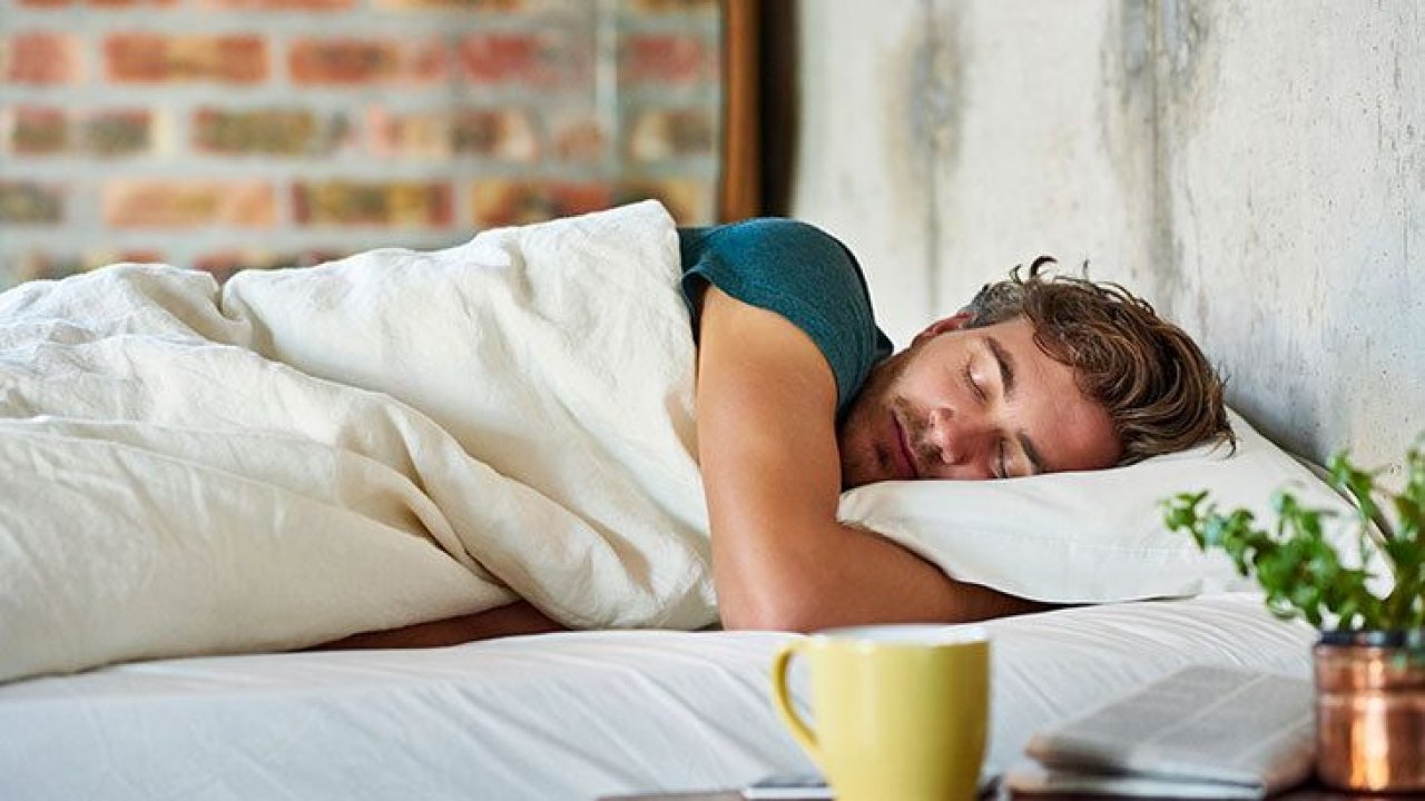 Gece Uykusunda Terlemek Sanıldığı Kadar Masum Bir Durum Olmayabilir! Uzmanlar Altında Yatan Rahatsızlıklara İşaret Etti!