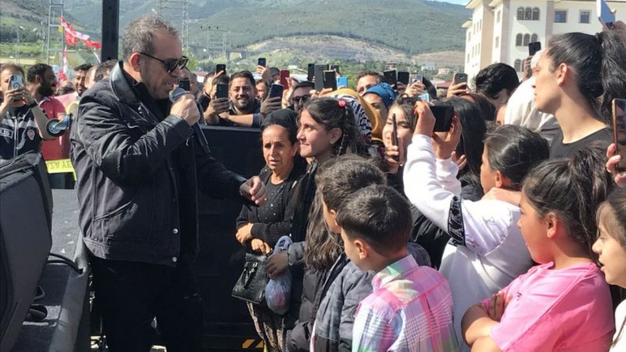 Haluk Levent, Gaziantep Nurdağı'nda depremzedelere konser verdi
