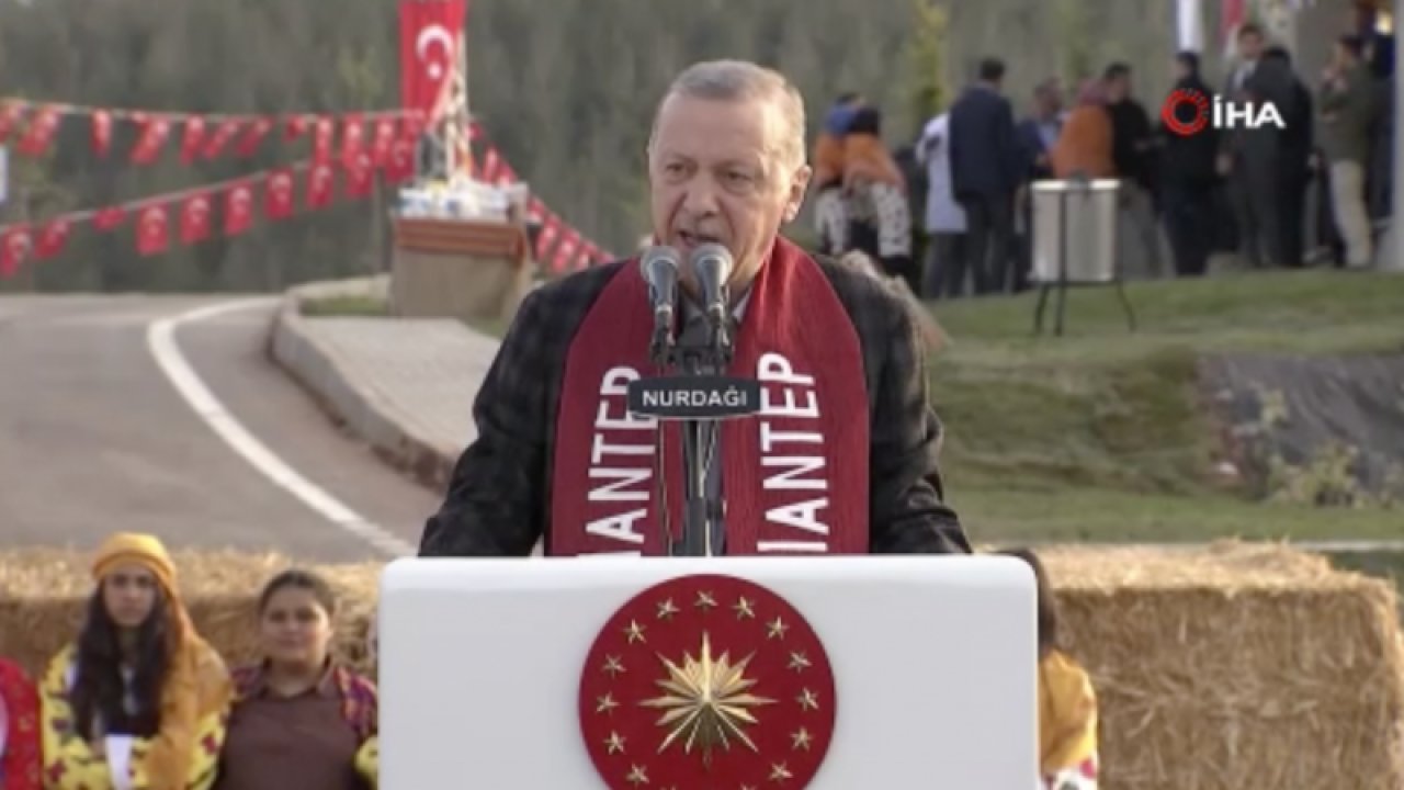 Cumhurbaşkanı Erdoğan Gaziantep Nurdağı'nda Konuşuyor: "319 bin konutu bir yıl içinde teslim ederek şehirlerimizi ayağa kaldırmayı planlıyoruz"