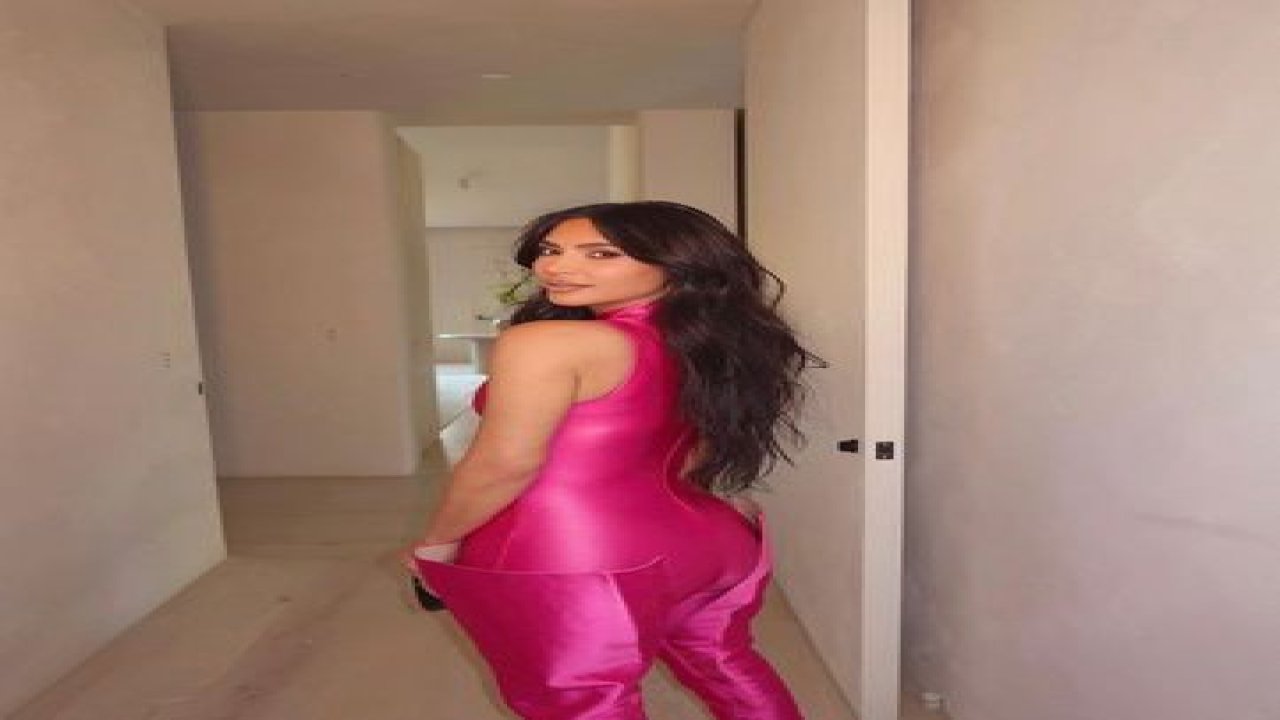 Kim Kardashian’ın pembe taytı olay oldu! Kıvrımlı vücudunu saran kıyafetiyle sosyal medyayı salladı!