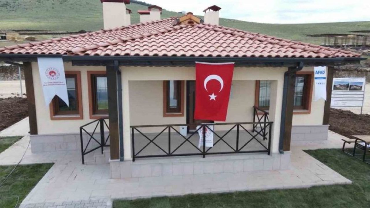 Depremden 76 gün sonra Gaziantep'te üç köyde yapımı tamamlanan köy evlerinin teslimi yapıldı
