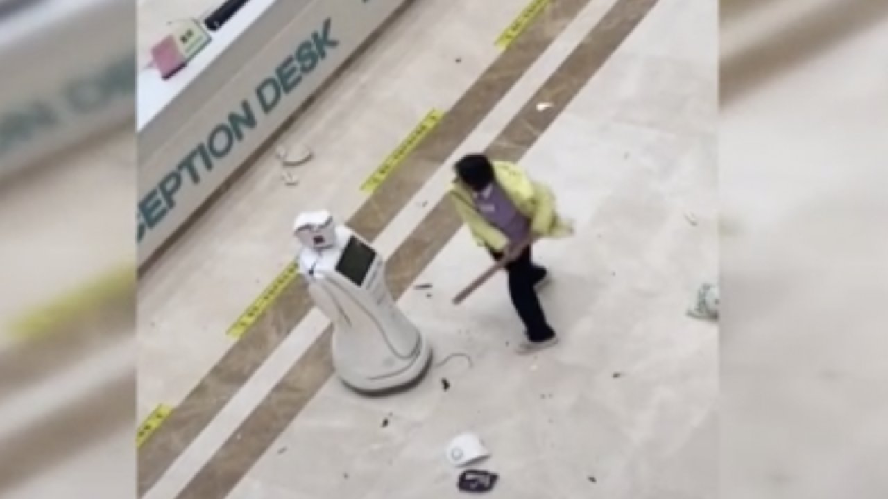 Sinir krizi geçiren kadın robota saldırdı