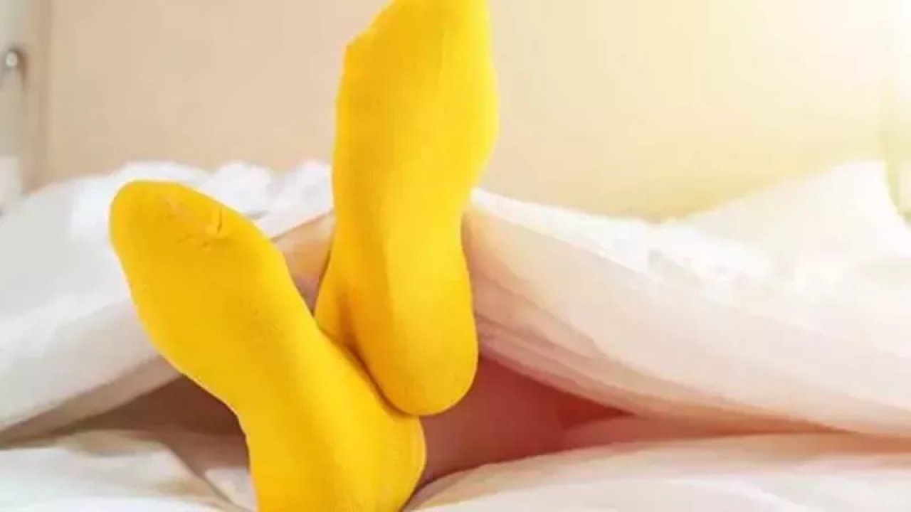 Gece Çorapla Uyuyanlar Sağlığını Tehlikeye Atıyor! Çorapla Uyumanın Zararları Nelerdir?