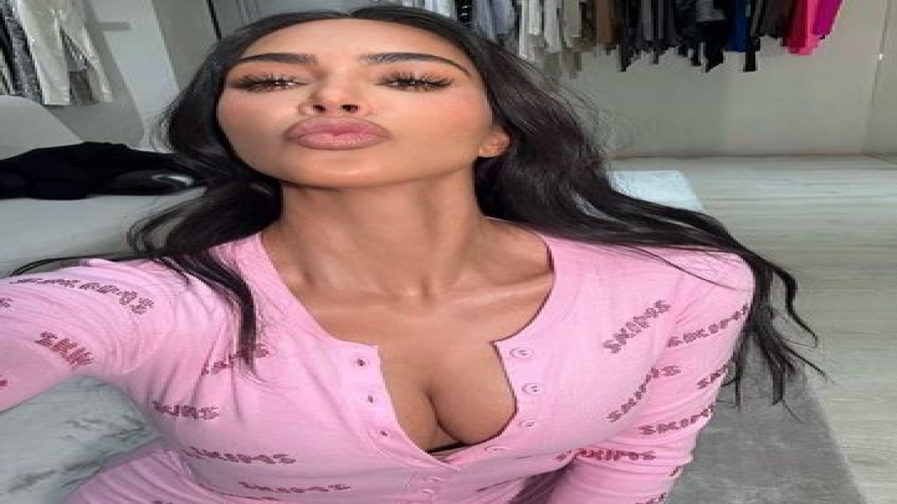 Kim Kardashian’ın dekolteli pijaması sosyal medyayı salladı! Pembe pijamasının düğmelerini açık bırakıp takipçilerinden beğeni topladı