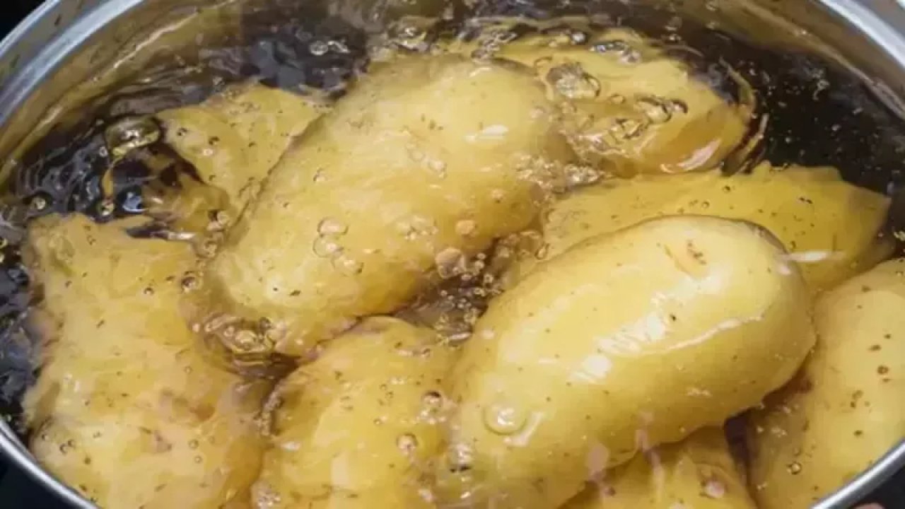 Sakın Çöpe Atmayın: Haşlanmış Patatesin Suyu Çok İşinize Yarayacak!