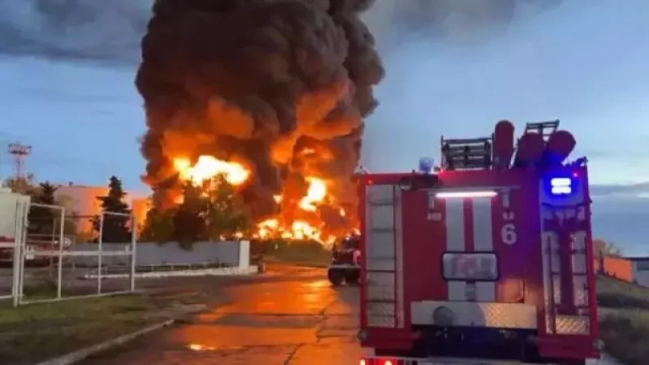 Kırım'da Alevler Harekete Geçti: Yakıt Depoları Kül Oldu, Yangınlar Kontrolsüzce Yayılıyor!