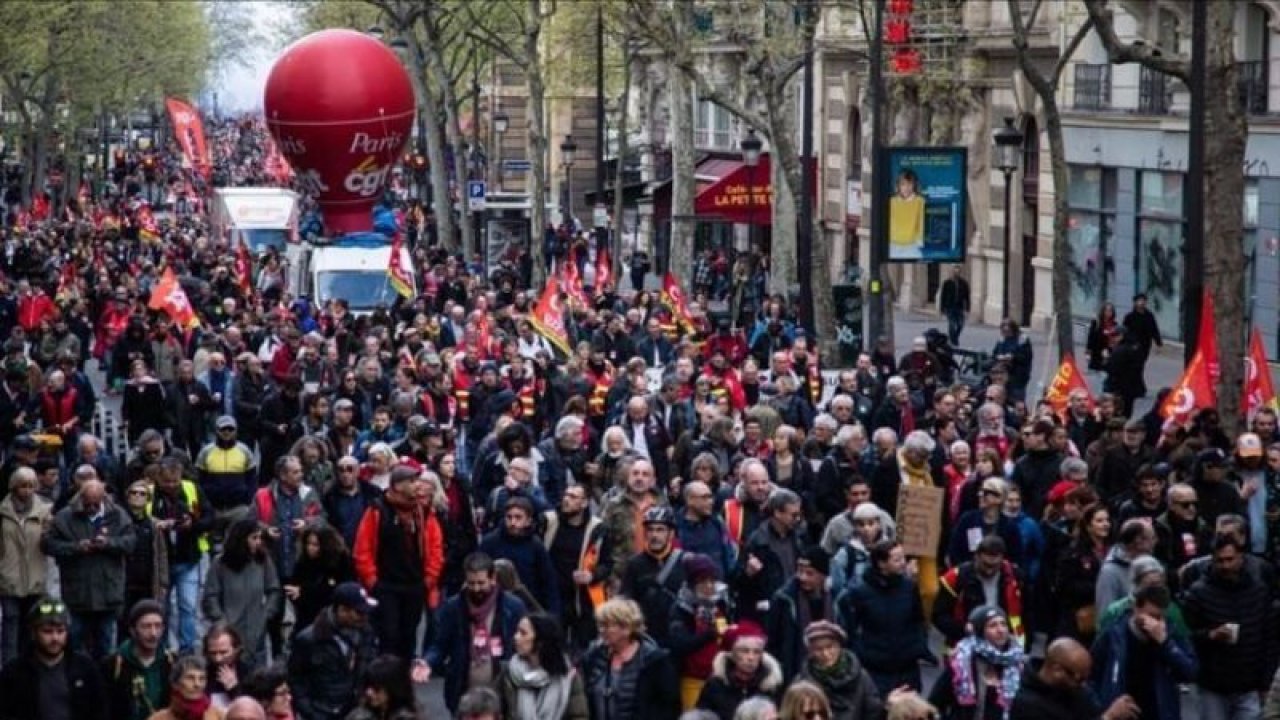 Fransa’da Emeklilik Reformuna Karşı Gösteriler Ve Çatışmalar Devam Ediyor! Göstericilerin Endişesi, Aşırı Solcu Militanların Eylemleri, İşçi Sendikalarının Çağrısıyla Başlayan Gösteriler ve 13. Gün!