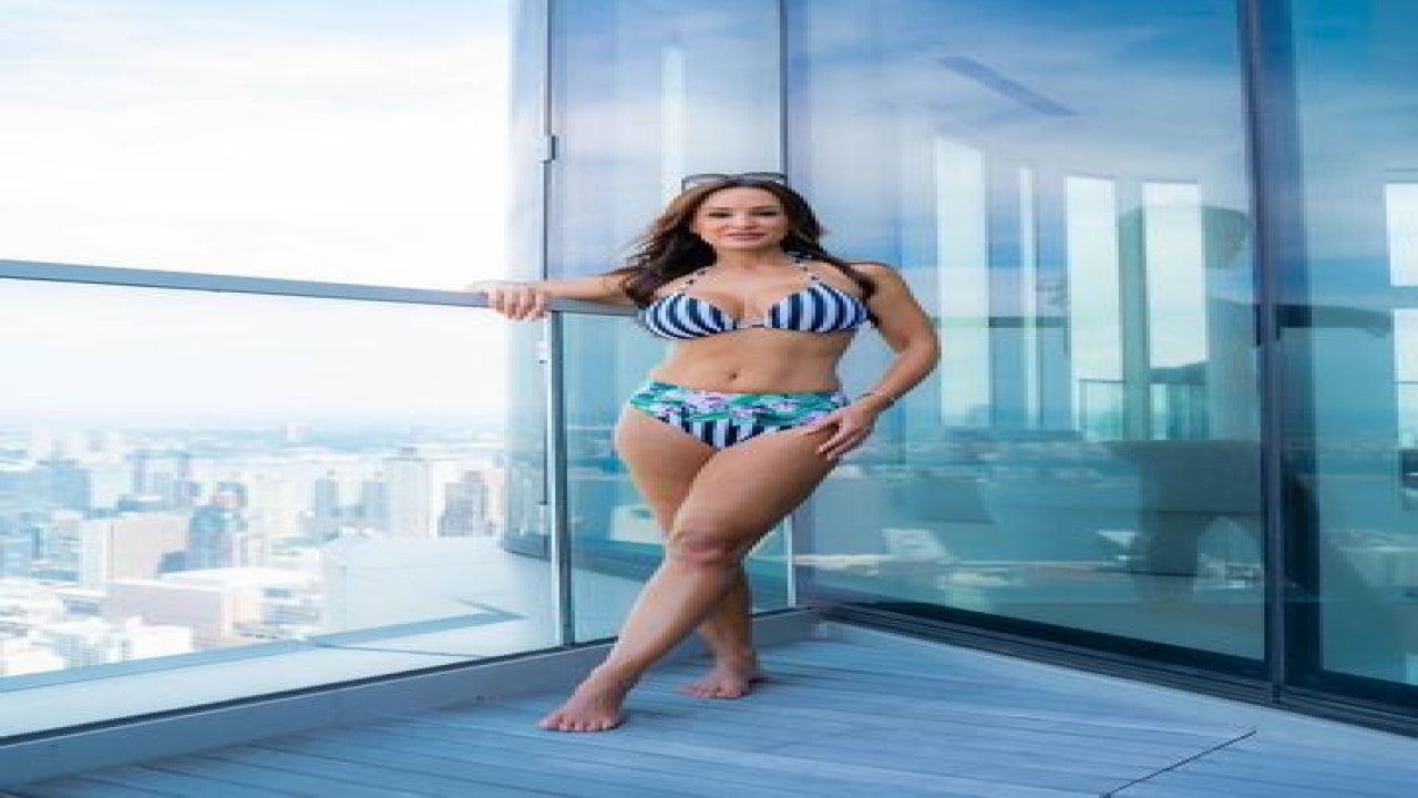 Yetişkin film yıldızı Lisa Ann’den bikinili balkon pozu! Muhteşem fiziğiyle hayranlarını coşturmayı başardı