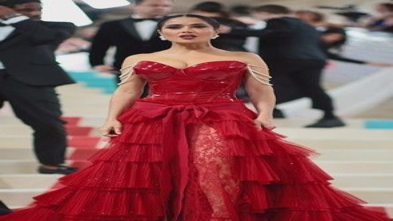 Salma Hayek dekolteli kırmızı elbisesiyle hayranlarını büyüledi! Göğüslerini ön plana çıkaran elbisesiyle ünlü modacıya selam çaktı