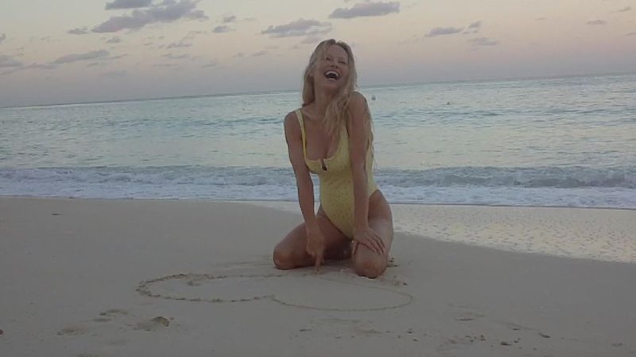 Pamela Anderson’dan bikinili pozlar! 55 yaşında hayallerine kavuştu mayo koleksiyonunu tanıttı