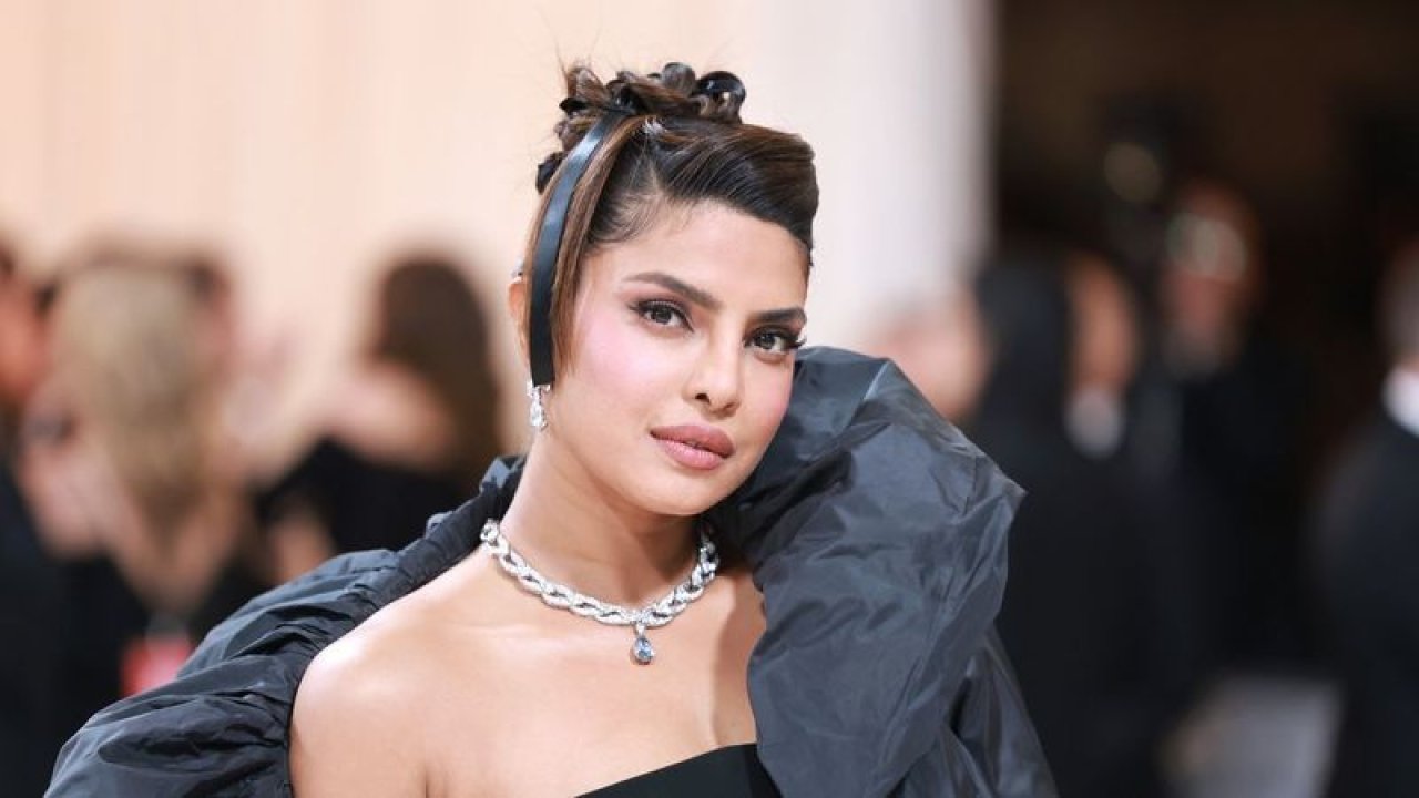 Hollywood'un ünlü yıldızı Priyanka Chopra'dan itiraf: "Yanlış estetikler yüzünden bunalıma girdim!"