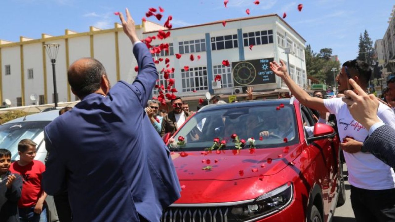 Gaziantep'in Nizip İlçesinde TOGG heyecanı... Türkiye'nin yerli otomobili Togg Nizip'te tanıtıldı