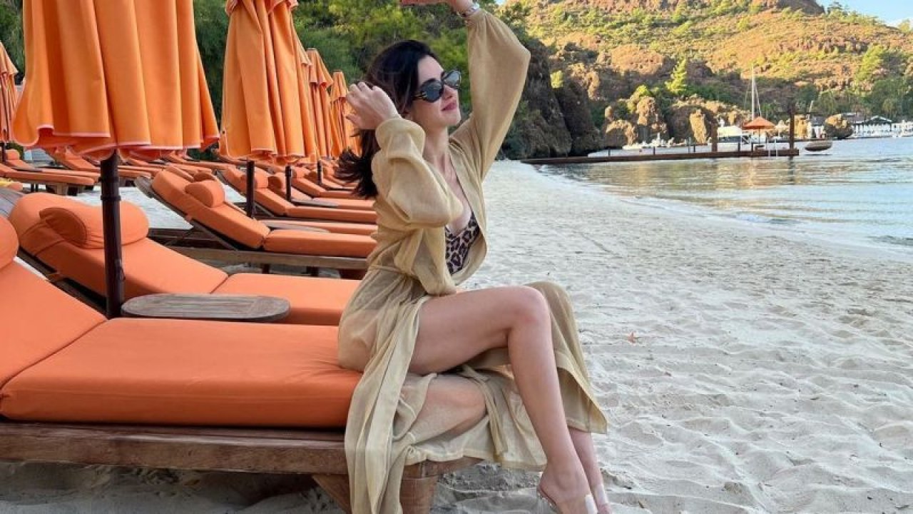 Oyuncu Nesrin Cavadzade bikinili Hıdırellez pozu paylaştı! Kusursuz güzelliği gören takipçileri kendisini “Kraliçe” ilan etti!