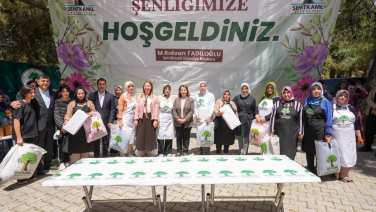 Gaziantep'te Şehitkamil Belediyesi tarafından düzenlenen çiğ köfte yarışmasında, en güzel çiğ köfteyi yapanlar ödüllendirildi.