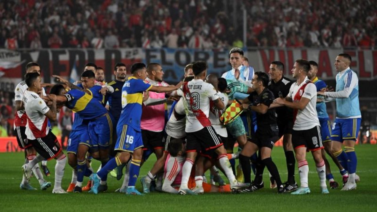 Futbol Sahası Ringe Döndü! Arjantin Derbisinde Tam 7 Kırmızı Kart Çıktı...
