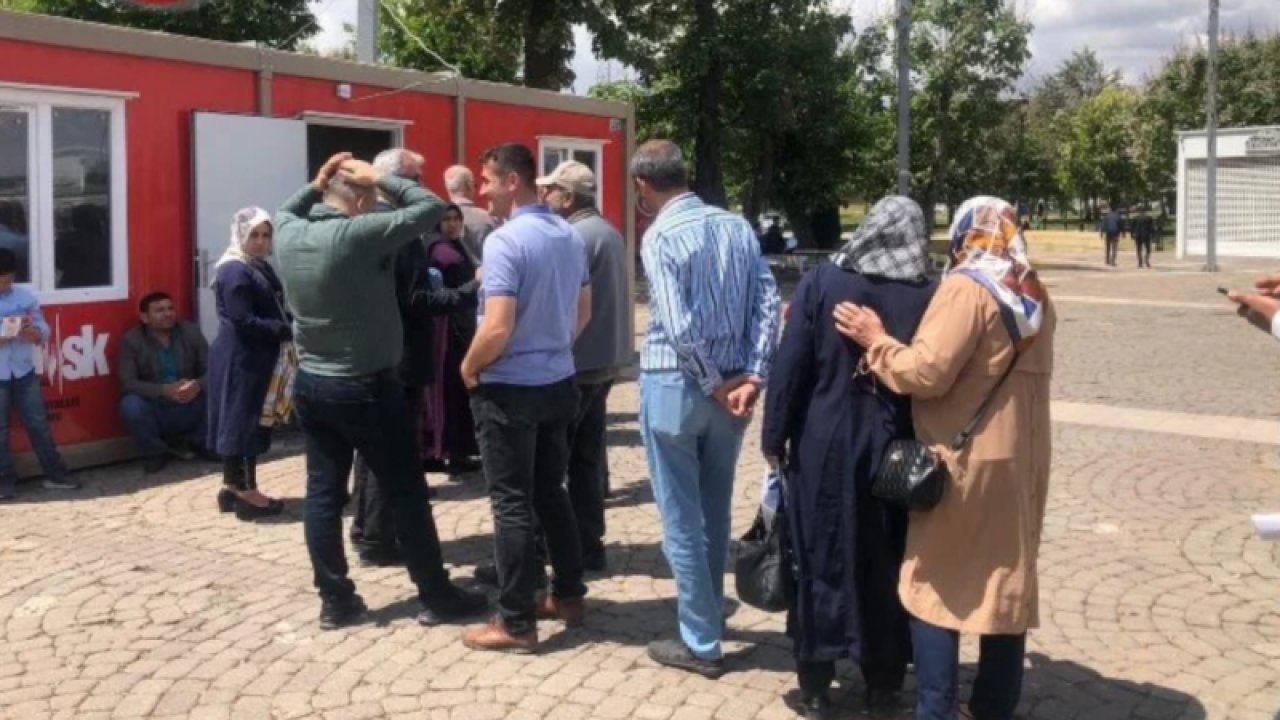 Gaziantep'te Banka, SGK, TOKi kuyrukları derken, vatandaşlar şimdi de DASK için kuyruklarda bekliyor. GAZİANTEP'TE 'DASK' KUYRUĞU