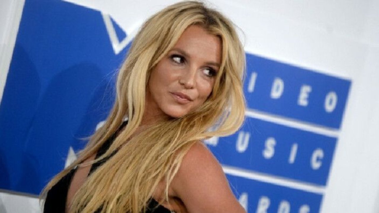 Britney Spears yine korktuğu için erteledi! Otobiyografisi yarım kaldı. Onu kim ya da kimler engelledi?