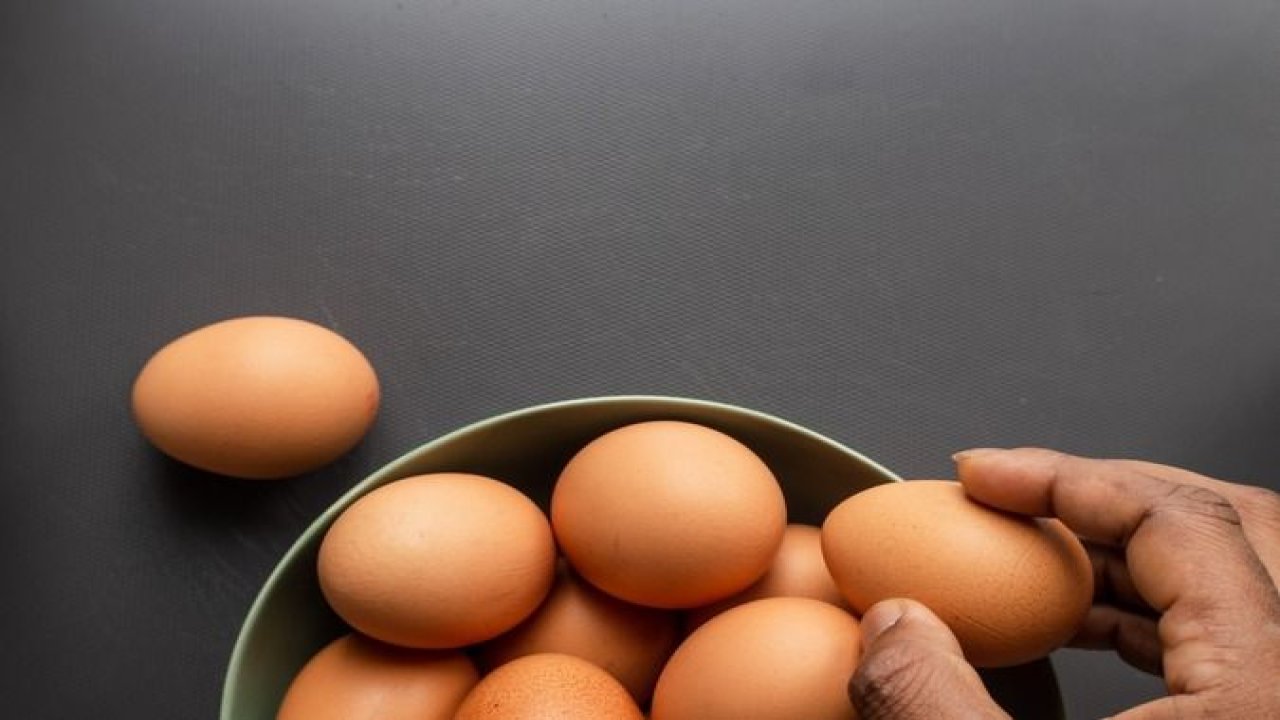 Haşlanmış yumurtayı bu teknikle hızlıca soymak mümkünmüş! 1 saniye sürüyor