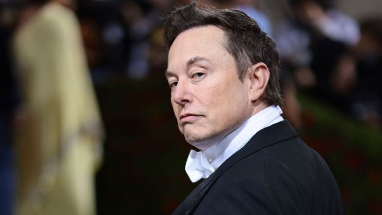 Elon Musk'ın en çapkın gecesi! Otel balkonundaki gizemli kadın kimdi? İşler yorunca…