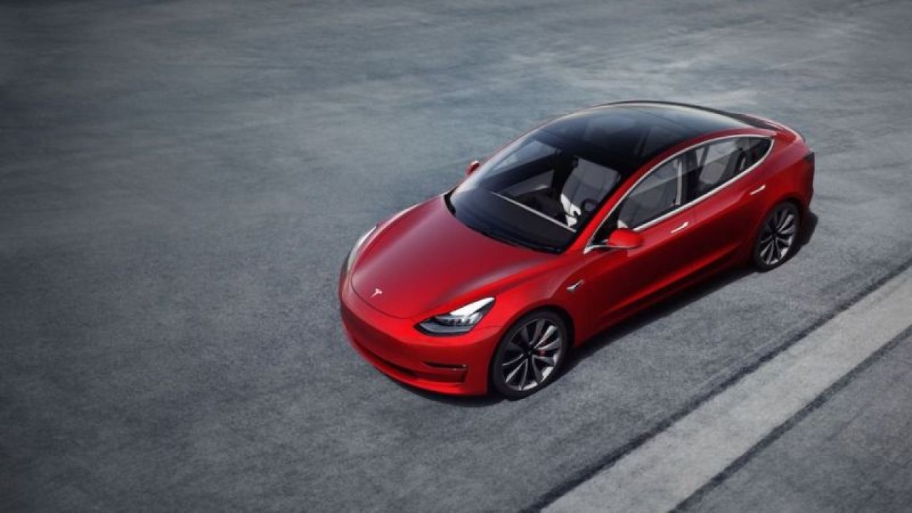 Tesla’dan Nefes Kesen Yeni Tasarım! İşte Tesla Model 3’ün Detayları!