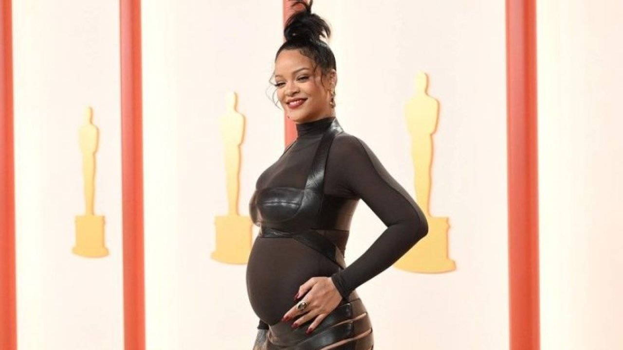 Rihanna'nın iç çamaşırlı kutlama pozu! Sosyal medya alev aldı!