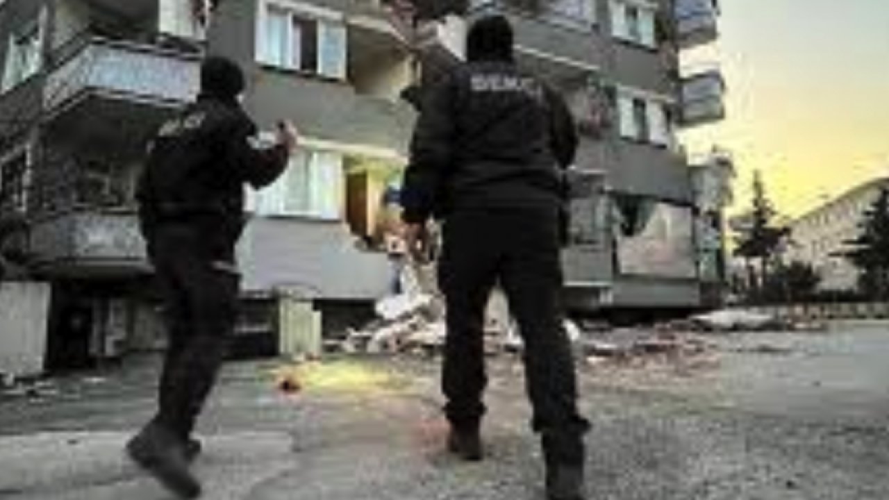 Gaziantep'te Şu UTANMAZ HIRSIZA BAK! Gaziantep'te ağır hasarlı binadan hırsızlık yapan zanlı tutuklandı
