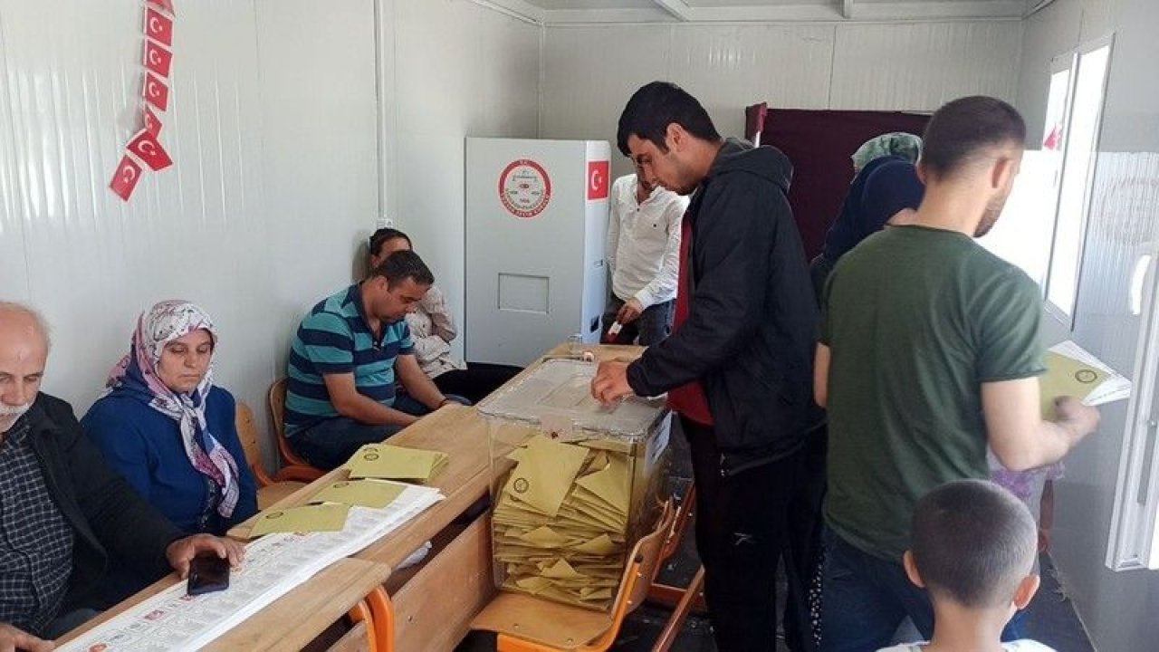 Gaziantep'in İslahiye İlçesi'nde 900 depremzede konteynerde oy kullandı