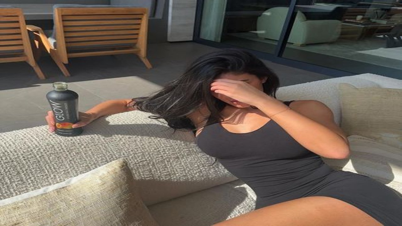 Kylie Jenner vücudunu saran siyah minisiyle nefes kesti! Fenomen güzelin pozlarına milyonlarca beğeni geldi
