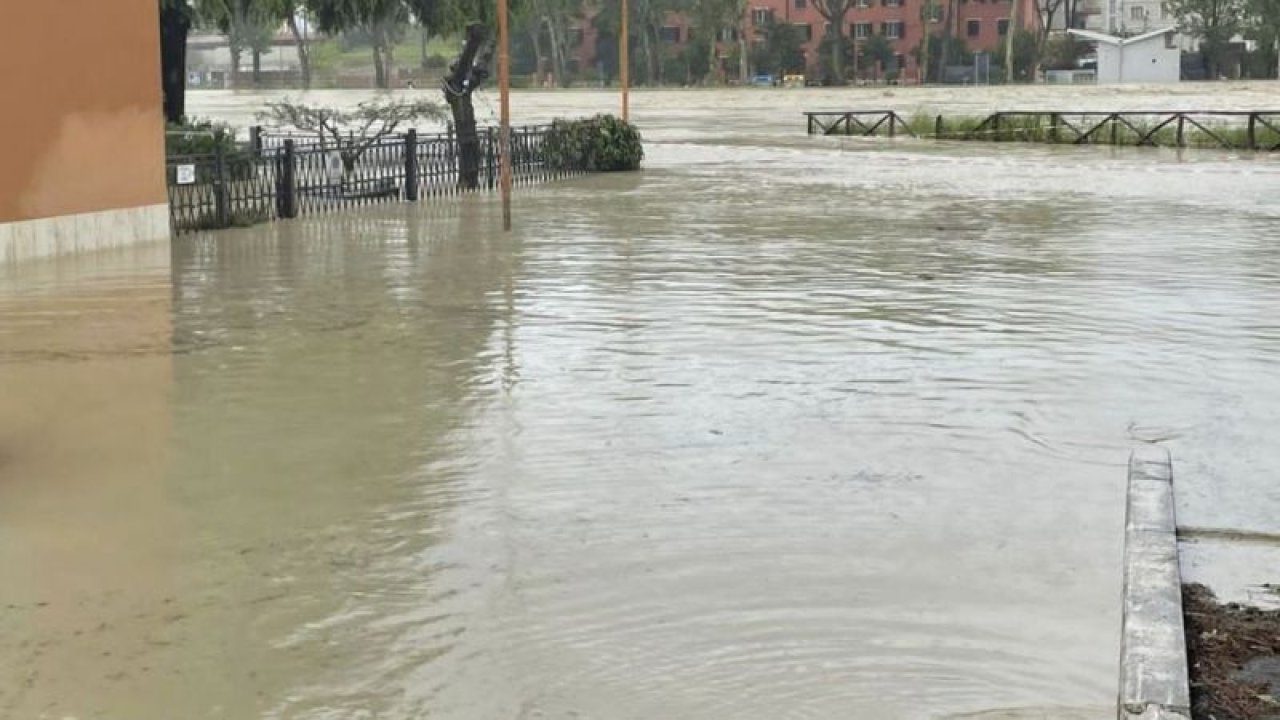 İtalya'da son 100 yılın en kötü sel felaketi yaşanıyor! Ölü sayısı giderek artıyor