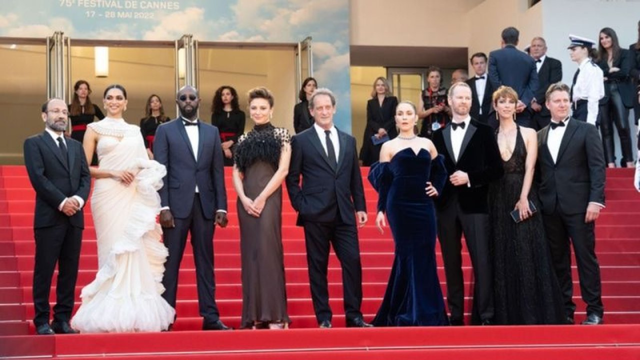 Nuri Bilge Ceylan’dan yepyeni bir başyapıt! Cannes’ta gösterilen Kuru Otlar Üstüne filminin konusu ne, nerede çekildi, hangi oyuncular rol aldı?