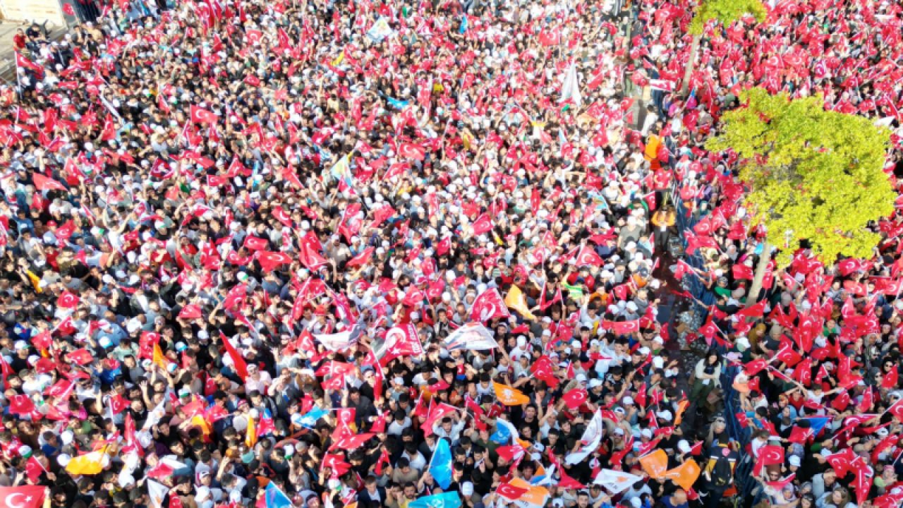 Cumhurbaşkanı Erdoğan Gaziantep'te! BİNLERCE KİŞİ ERDOĞAN'I İSTASYON MEYDANINDA BEKLİYOR