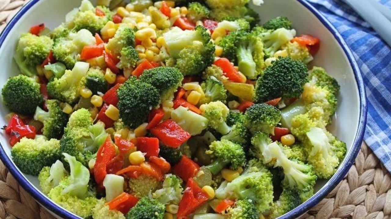 Bu enfes brokoli salatası ile sofralarınıza renk katın! Hem sağlıklı hem leziz