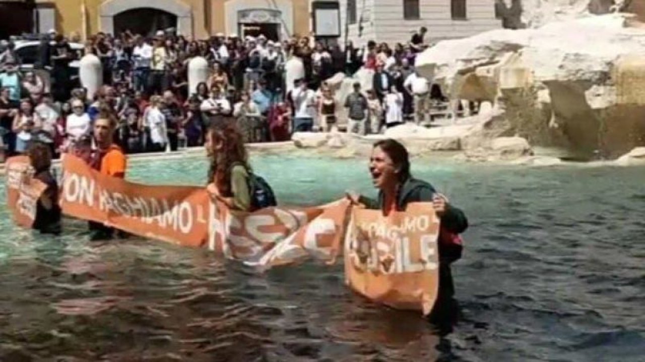 İklim aktivistleri Roma'yı siyaha boyadı!