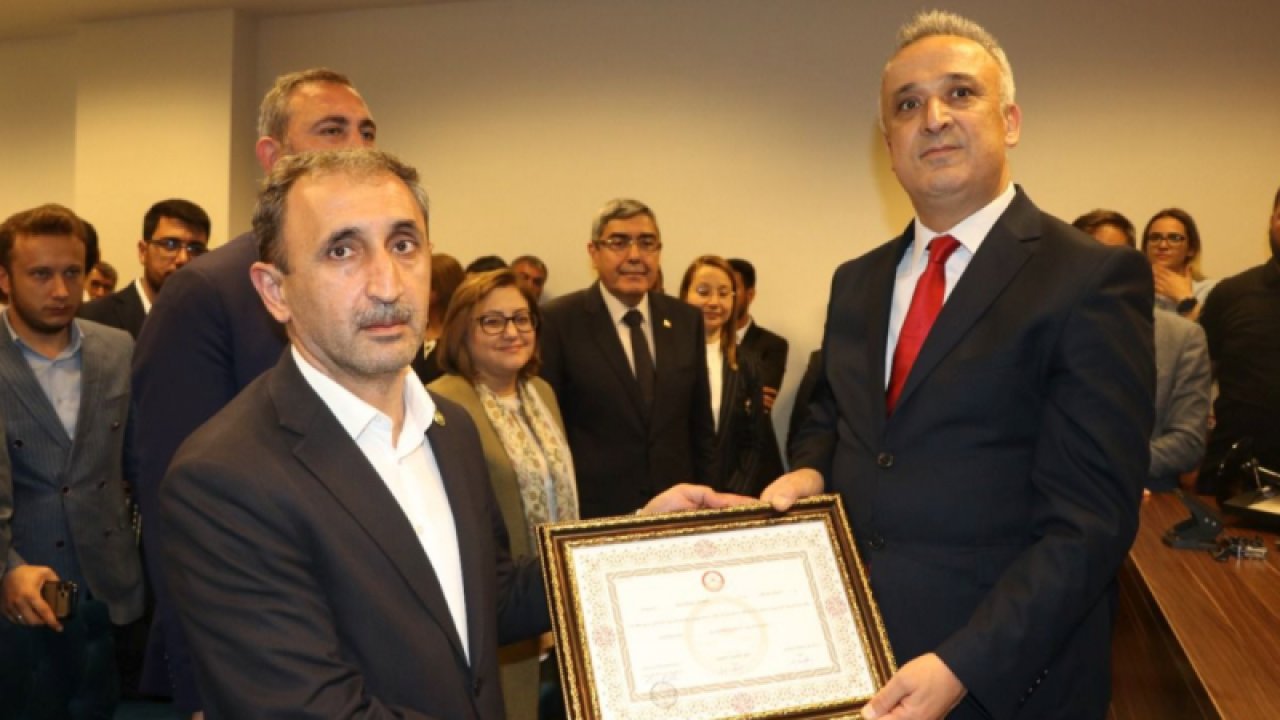 HÜDA PAR Genel Sekreteri ve Gaziantep Milletvekili Şehzade Demir, mazbatasını aldı