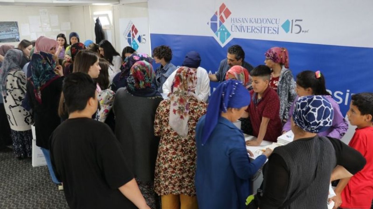 Hasan Kalyoncu Üniversitesi'nin hayata geçirerek sürdürdüğü projelerle depremzedelerin yaralarını sarmaya devam ediyor