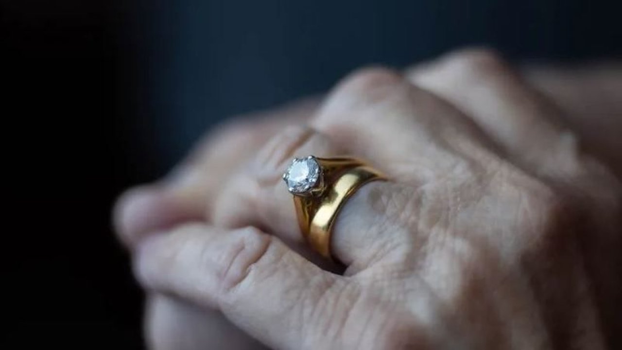 Yok artık dedirten olay! Tuvalete düşürdüğü yüzüğünü 13 yıl sonra buldu...