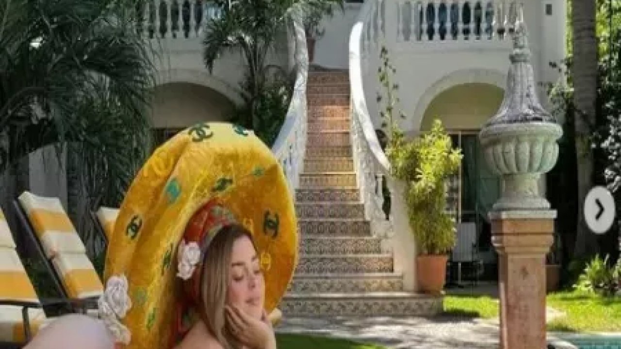 'Seks sembolü' Demi Rose Meksika'daki cesur pozlarıyla yaktı geçti! Altına bir şey giymeden...