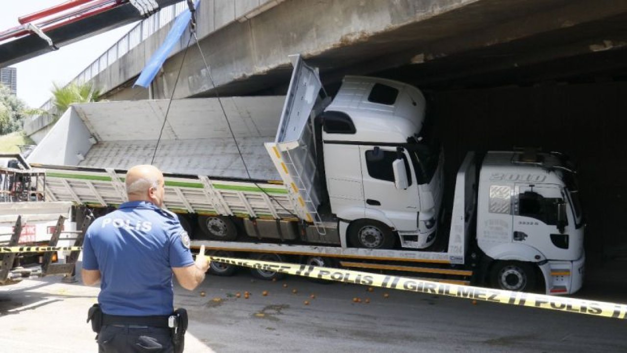 Tarsus- Adana- Gaziantep otoyolunda çekicinin üzerindeki kamyon otoyol köprüsüne sıkıştı