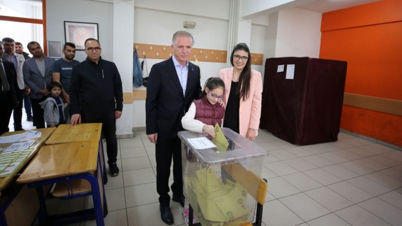 Gaziantep Valisi Davut Gül, eşi Gülden Gül ve 8 yaşındaki kızı Elif ile oylarını kullandı