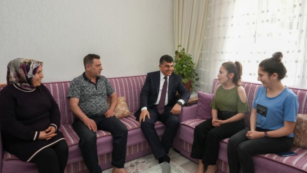Gaziantep Şehitkamil Belediye Başkanı Sınava girecek öğrencilere hediye verdi