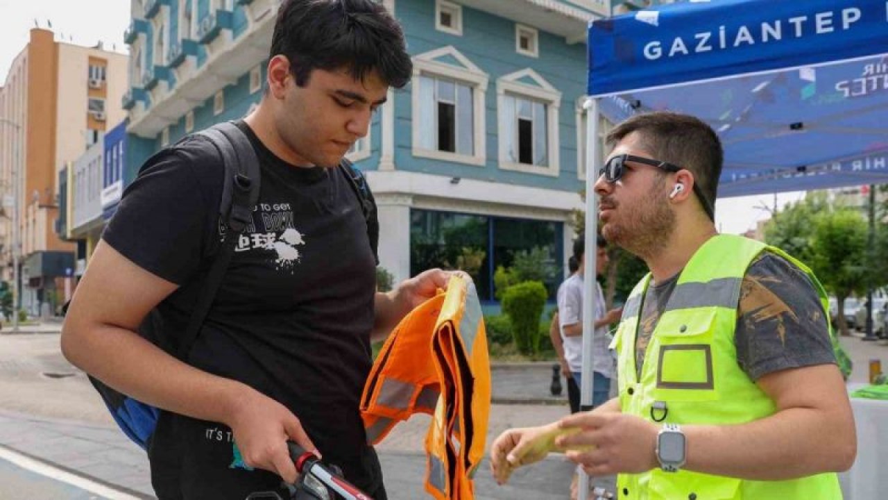 Gaziantep Büyükşehir Belediyesi tarafından bisiklet ve elektrikli scooter sürücülerine reflektif yelek dağıtıldı