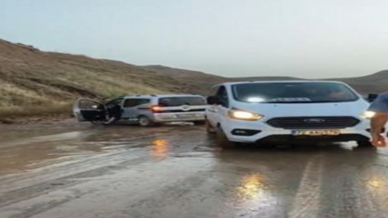 Kaza yapan araçta sıkışan 2 kişiyi, Gaziantep’e görevli giden arama-kurtarma ekibi çıkardı
