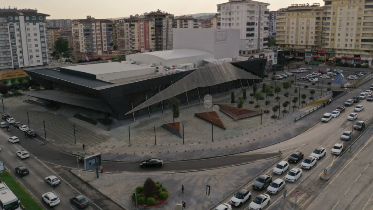Gaziantep'e Muhteşem Sanat Merkezi! D.T. Şehitkamil Sahnesi Adeta Göz Kamaştırıyor
