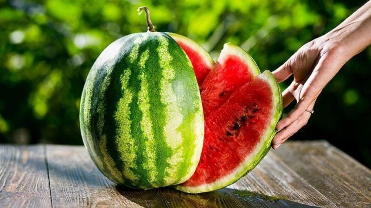 Yaz aylarının vazgeçilmezi olan meyve tüketiminde dikkat edilmesi gerekenler! Hangi meyvenin için hangi vitamin var?