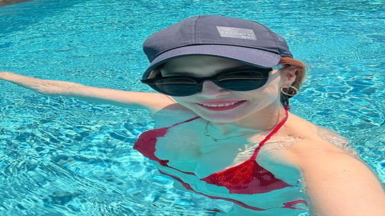 Mine Tugay kırmızı bikinisiyle yaz sezonunu açtı! Güzel oyuncunun havuz pozları sosyal medyada çok konuşuldu