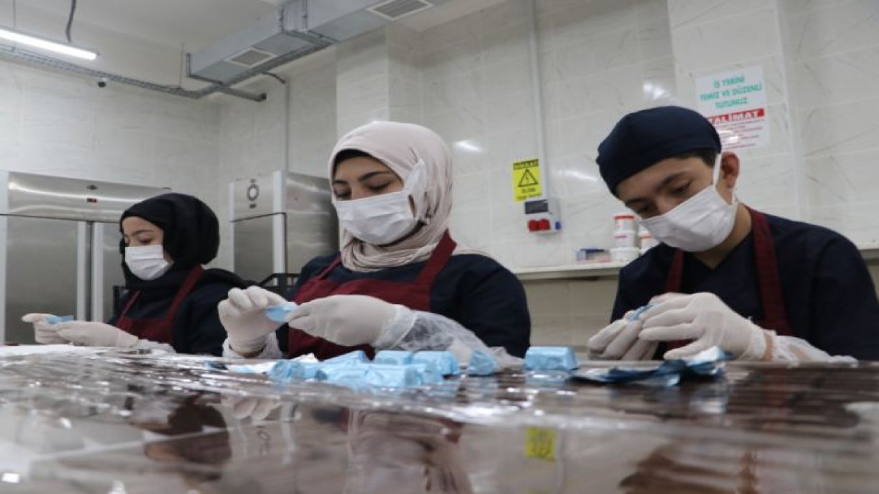 Gaziantep'te bir lisede kurulan atölyede çikolata üretimi yapan öğrenciler 3 ayda 500 bin lira gelir sağladı