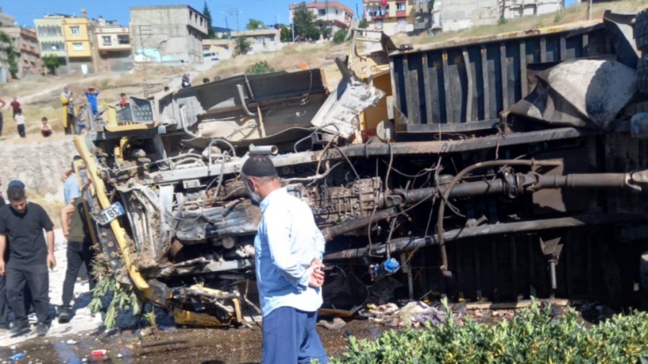 İŞTE DETAYLAR! Gaziantep'te Freni patlayan moloz yüklü kamyon, önce durağı, ardından elektrik direklerini ve ağaçları yıktı